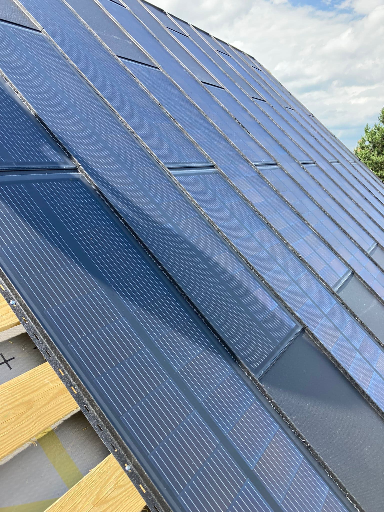 Dach solarny firmy Solroof, panele fotowoltaiczne — zdjęcie 3